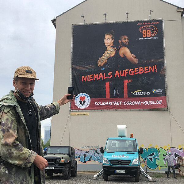 PWC Plakatversion Chemnitz - Riesenposter der Baskettballmannschaft NINERS während der Coronakrise - Außenwerbung Standort AUGUSTE