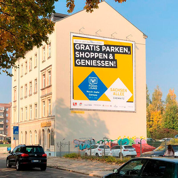 PWC Plakatversion Chemnitz - Riesenposter SACHSEN ALLEE mit dem Motiv Gratis parken - Außenwerbung Standort AUGUSTE