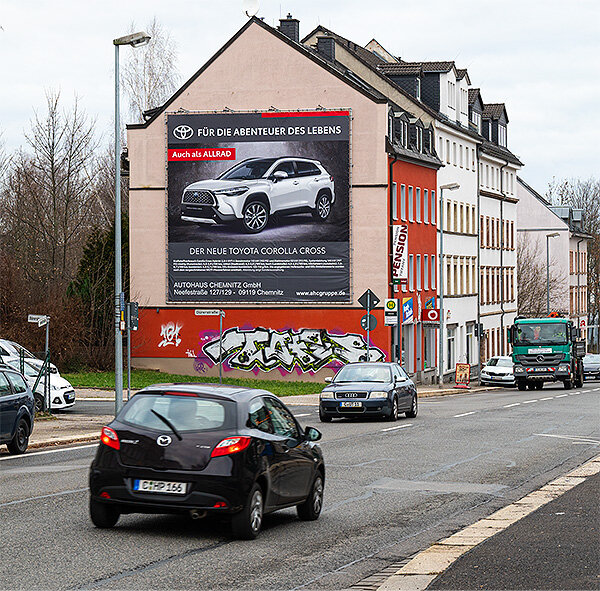 PWC Plakatwerbung Chemnitz - Riesenposter von TOYOTA CHEMNITZ mit dem Motiv NEUES MODELL - Außenwerbung Standort CLAUSI 