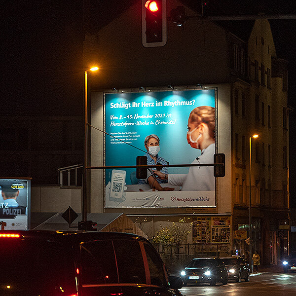 PWC Plakatwerbung Chemnitz - Riesenposter von PFIZER - Außenwerbung Standort HARTI