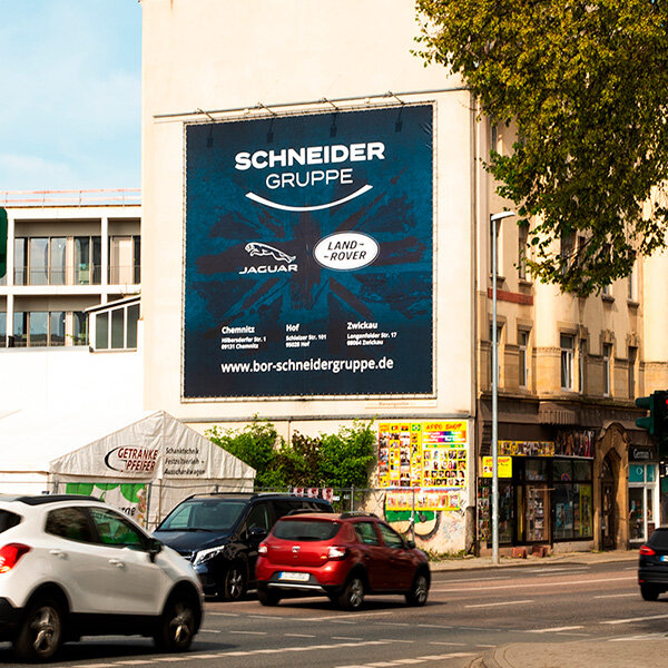 PWC Plakatwerbung Chemnitz - Riesenposter vom Autohaus Schneider-Gruppe mit den Logos von JAGUAR und JEEP - Außenwerbung Standort HARTI