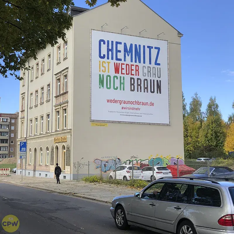 Kampagne "Chemnitz ist weder grau noch braun" - Riesenposter am 81 qm großen Außenwerbestandort AUGUSTE in Chemnitz