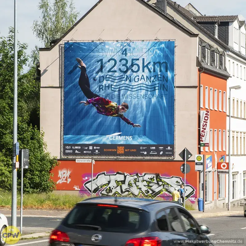 Schwimm Challenge  - Riesenposter am 64 qm großen Außenwerbestandort CLAUSI in Chemnitz