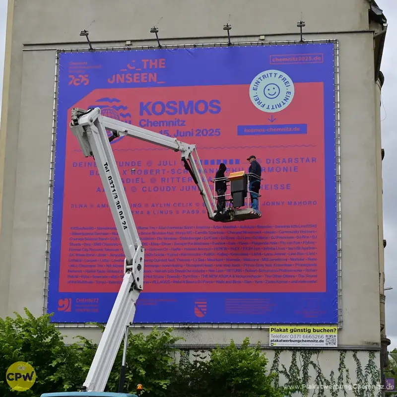Kulturhauptstadt Europas 2025 KOSMOS Festival - Riesenposter am 81 qm großen Außenwerbestandort HARTI in Chemnitz