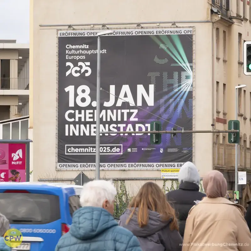  Kulturhauptstadt Europas 2025 Eröffnung - Riesenposter am 81 qm großen Außenwerbestandort HARTI in Chemnitz