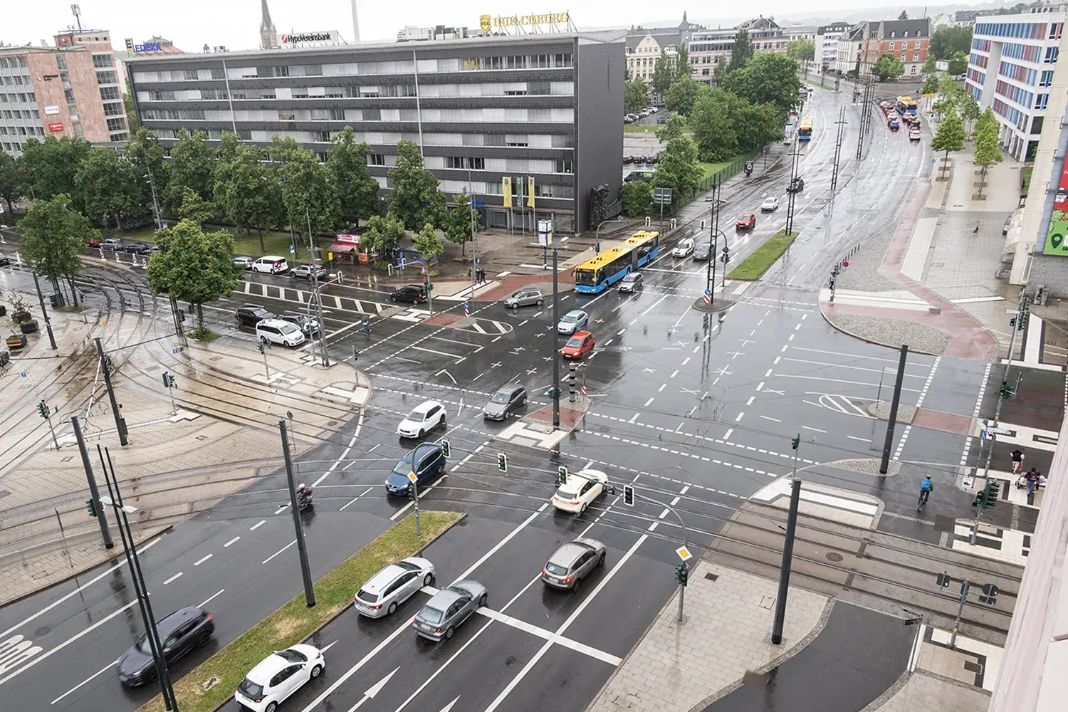 Kreuzung Bahnhofstraße/Brückenstraße aus Sicht von der Poliklinik