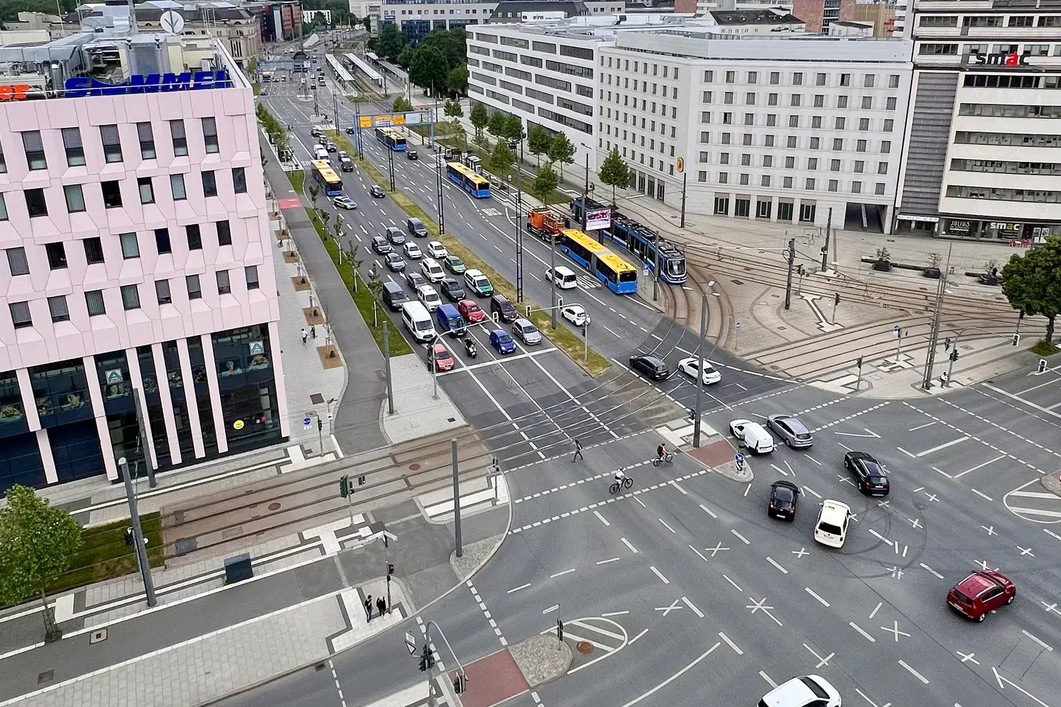 Kreuzung Bahnhofstraße/Brückenstraße aus Sicht vom MEGA Ad Tower