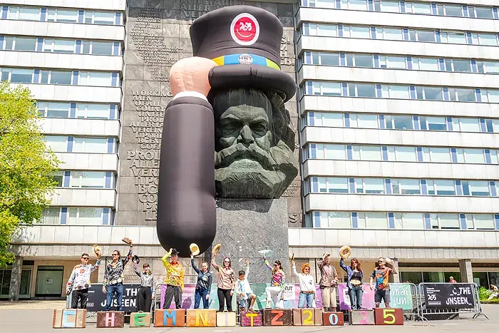 Karl-Marx-Monument während des Hutfestivals 2025, Foto: René König, 2026