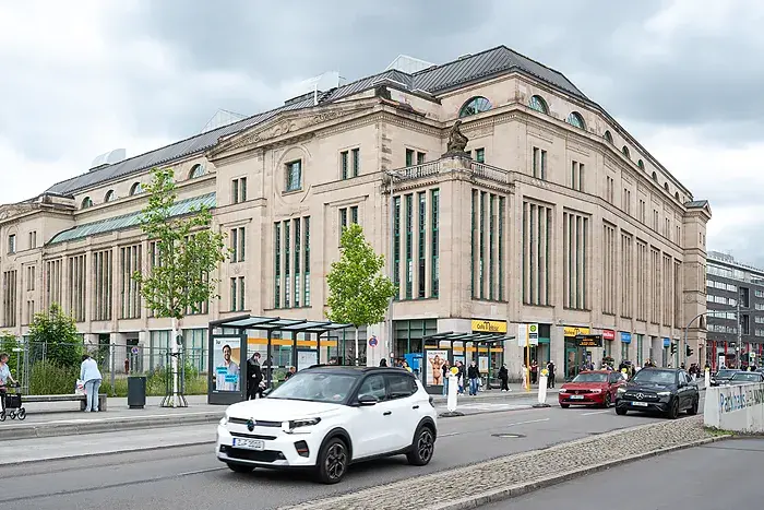 Das TIETZ mit Volkshochschule, Stadtbibliothek, Neue Sächsische Galerie, Museum für Naturkunde und CVAG Kundencenter sowie verschiedene Geschäfte, Foto: René König, 2026