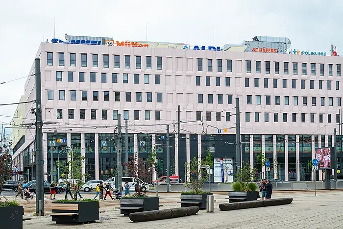 Johanniskarree mit Poliklinik Chemnitz, SIMMEL Markt, ALDI, Müller Drogerie und großem Parkhaus, Foto: René König, 2026