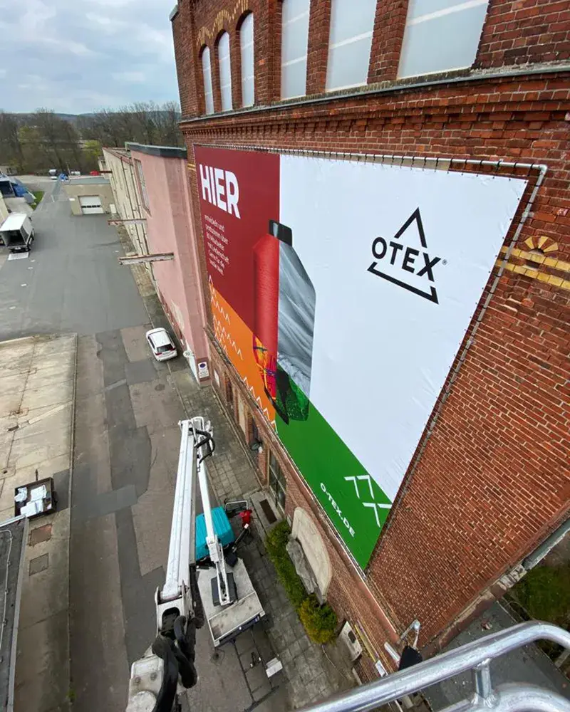 Riesenposter von OTEX nach abgeschlossener Rahmen- und Postermontage in Flöha