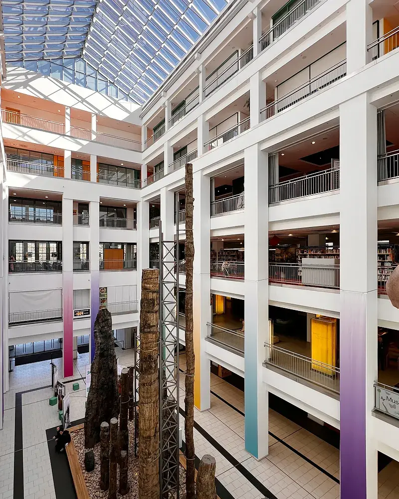 Großformatige Ausstellungsbanner im Atrium des TIETZ Chemnitz