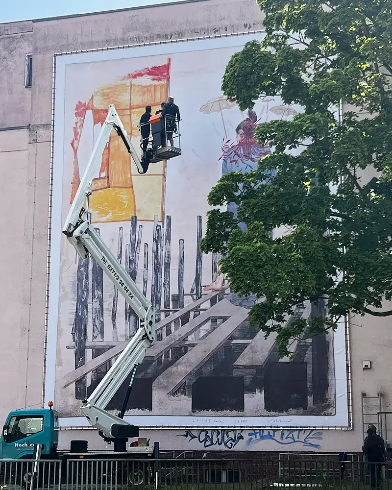 Montage des 13 × 10 Meter großen Kunstposters von Steffen Volmer am Luxor-Palast