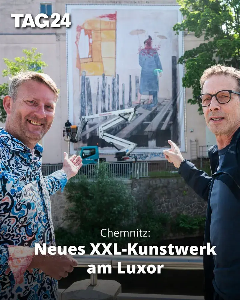 Steffen Volmer und René König vor dem XXL-Kunstwerk am Luxor-Palast in Chemnitz