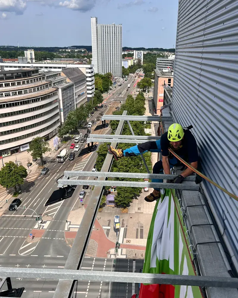 Blick über Chemnitz während der Montage eines Riesenposters am MEGA Ad Tower