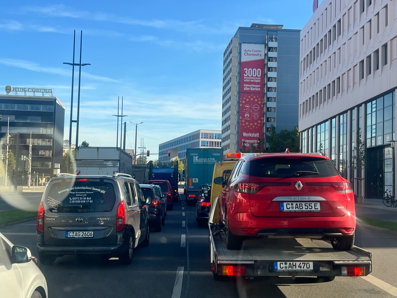 Auto Center Chemnitz am MEGA Ad Tower über dem Straßenverkehr
