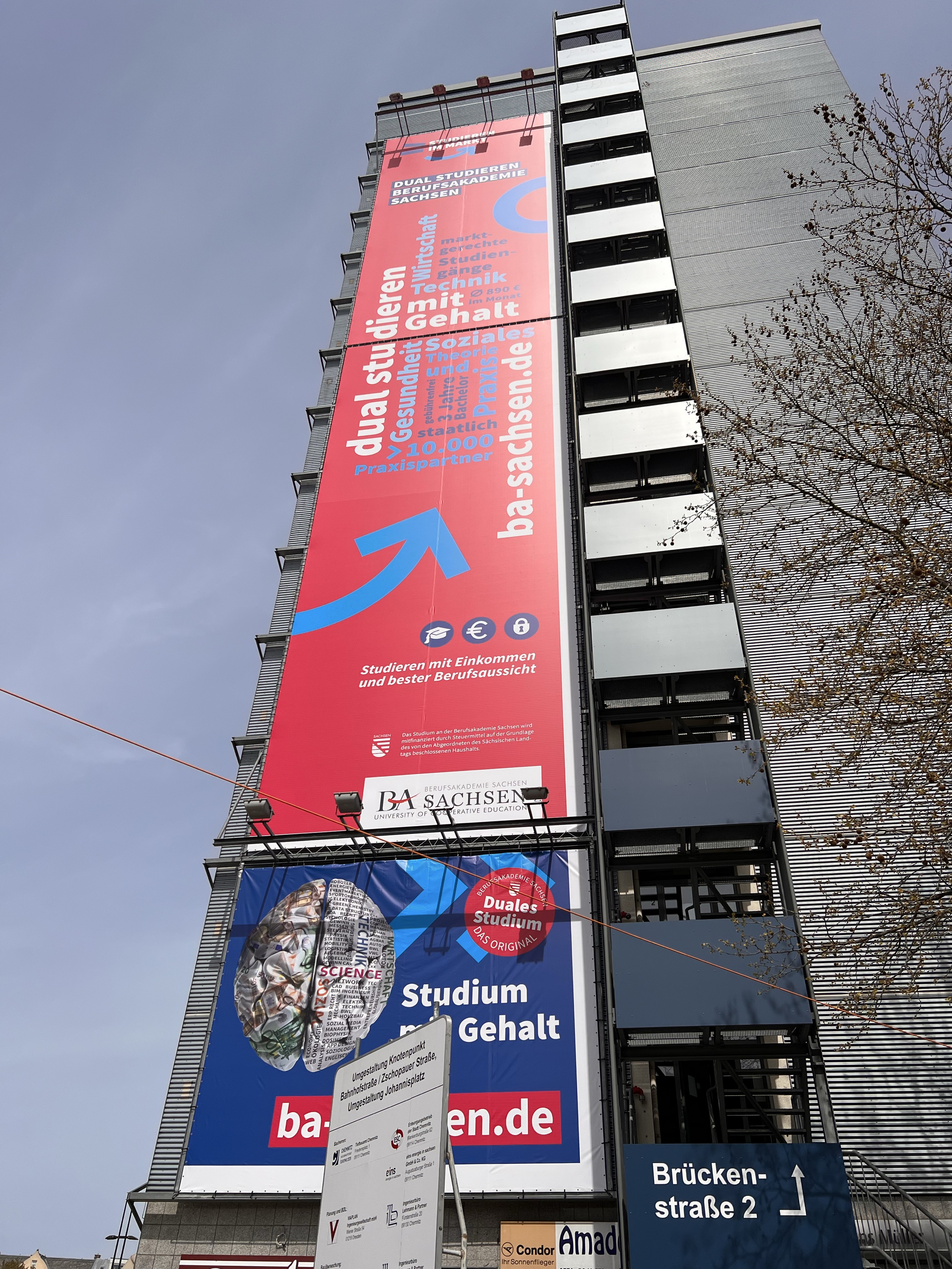 Berufsakademie-Sachsen-Riesenposter neben dem Treppenturm mit blauem Zusatzmotiv