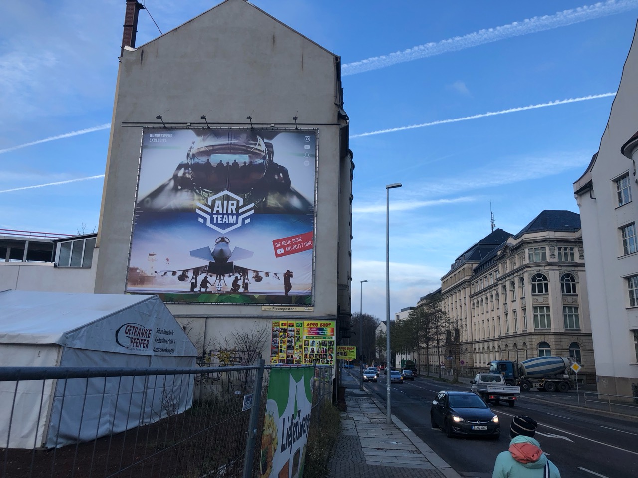 AIR-TEAM-Riesenposter am Standort HARTI