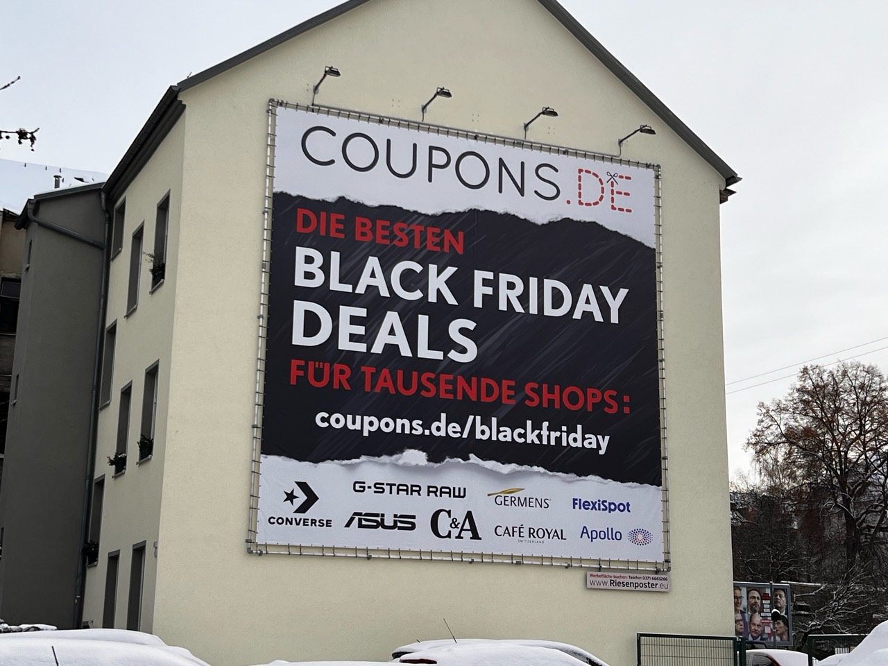 Nähere Ansicht des COUPONS.DE-Plakats mit Black-Friday-Schriftzug und Markenlogos