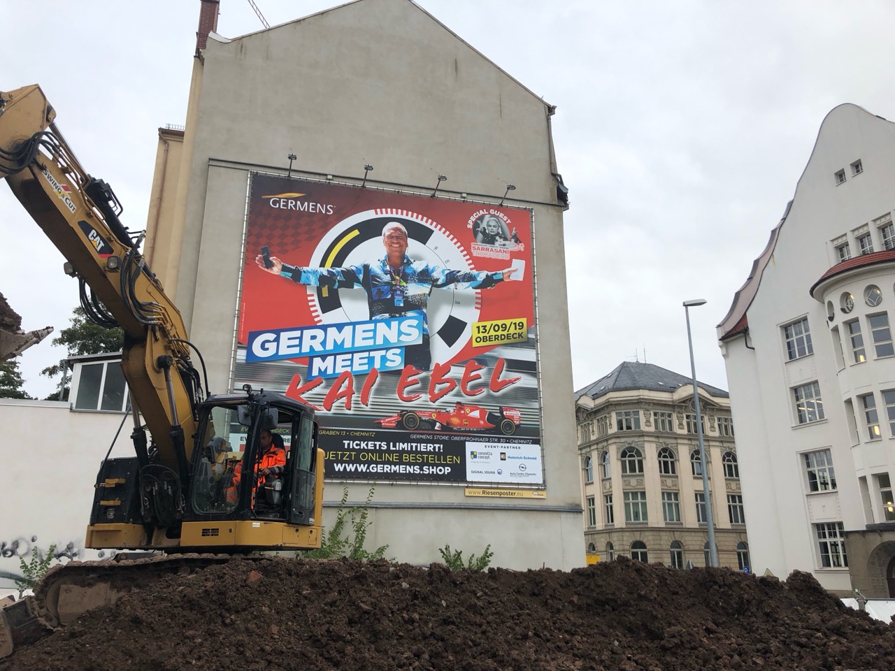 GERMENS-meets-Kai-Ebel-Plakat mit Bagger im Vordergrund