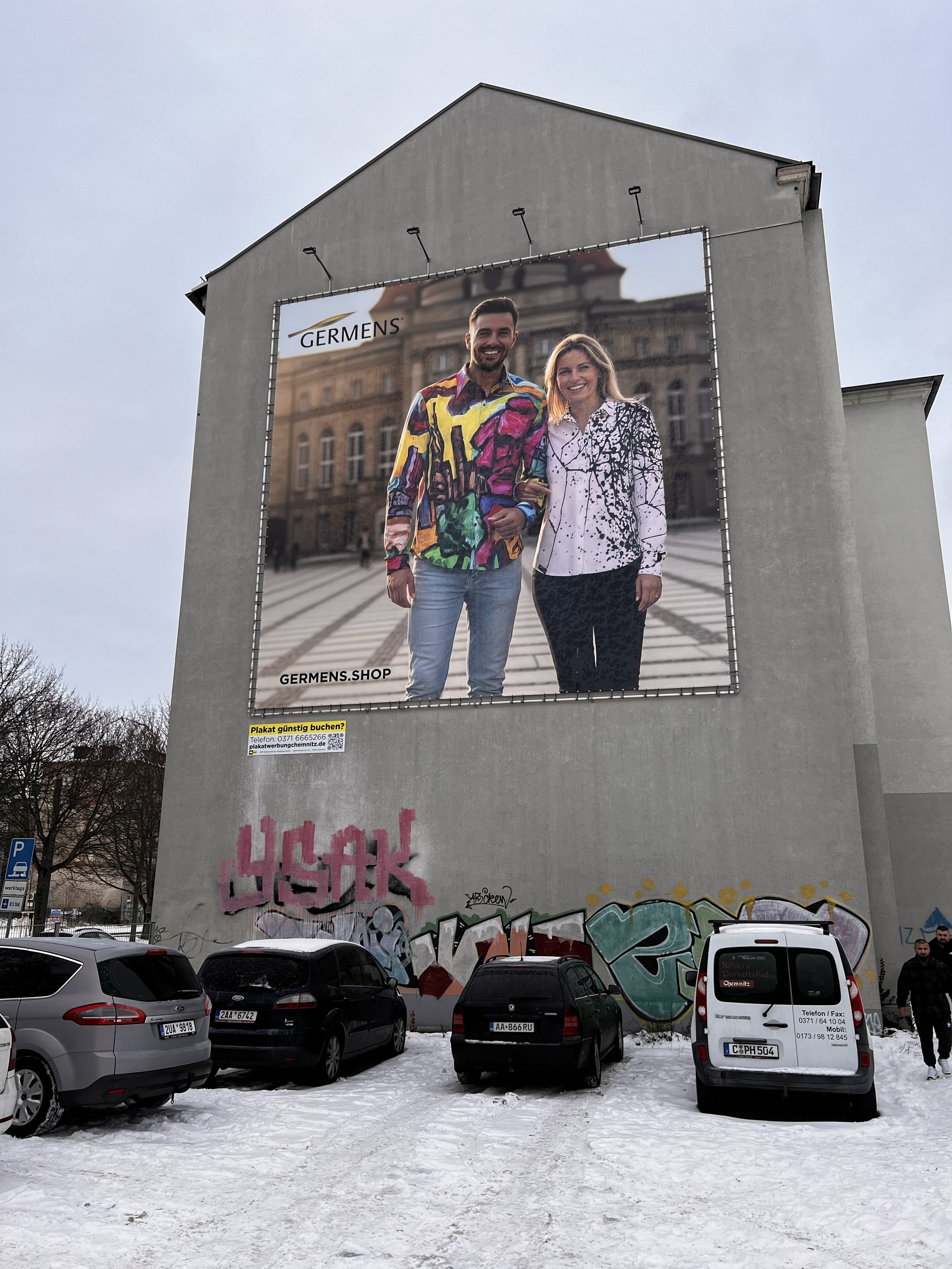 GERMENS-Modeplakat mit Hemd und Bluse am AUGUSTE im Schnee