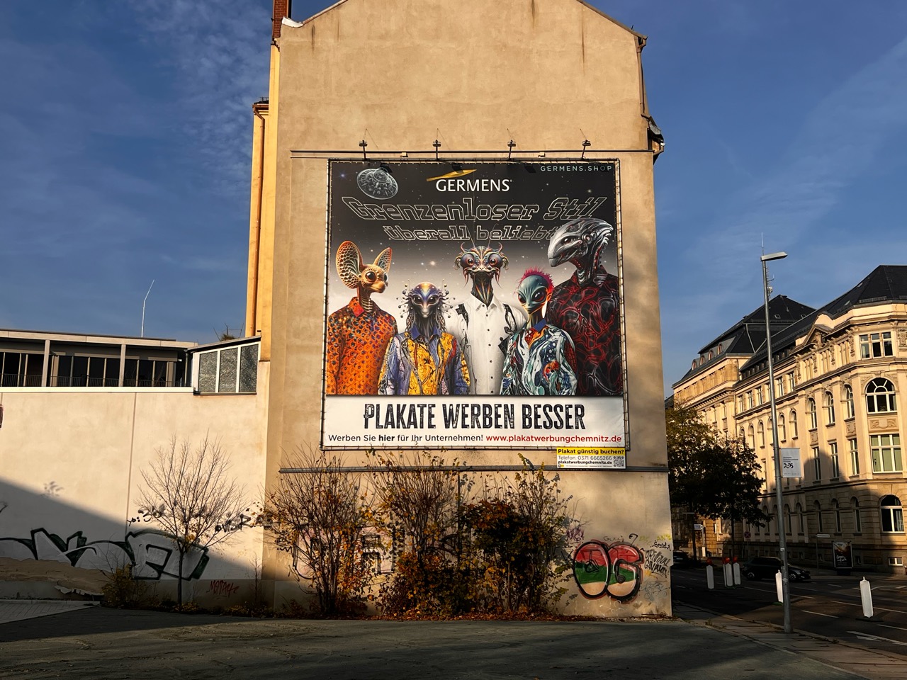 GERMENS-Weltraummotiv mit bunten Hemden an der Hartmannstraße