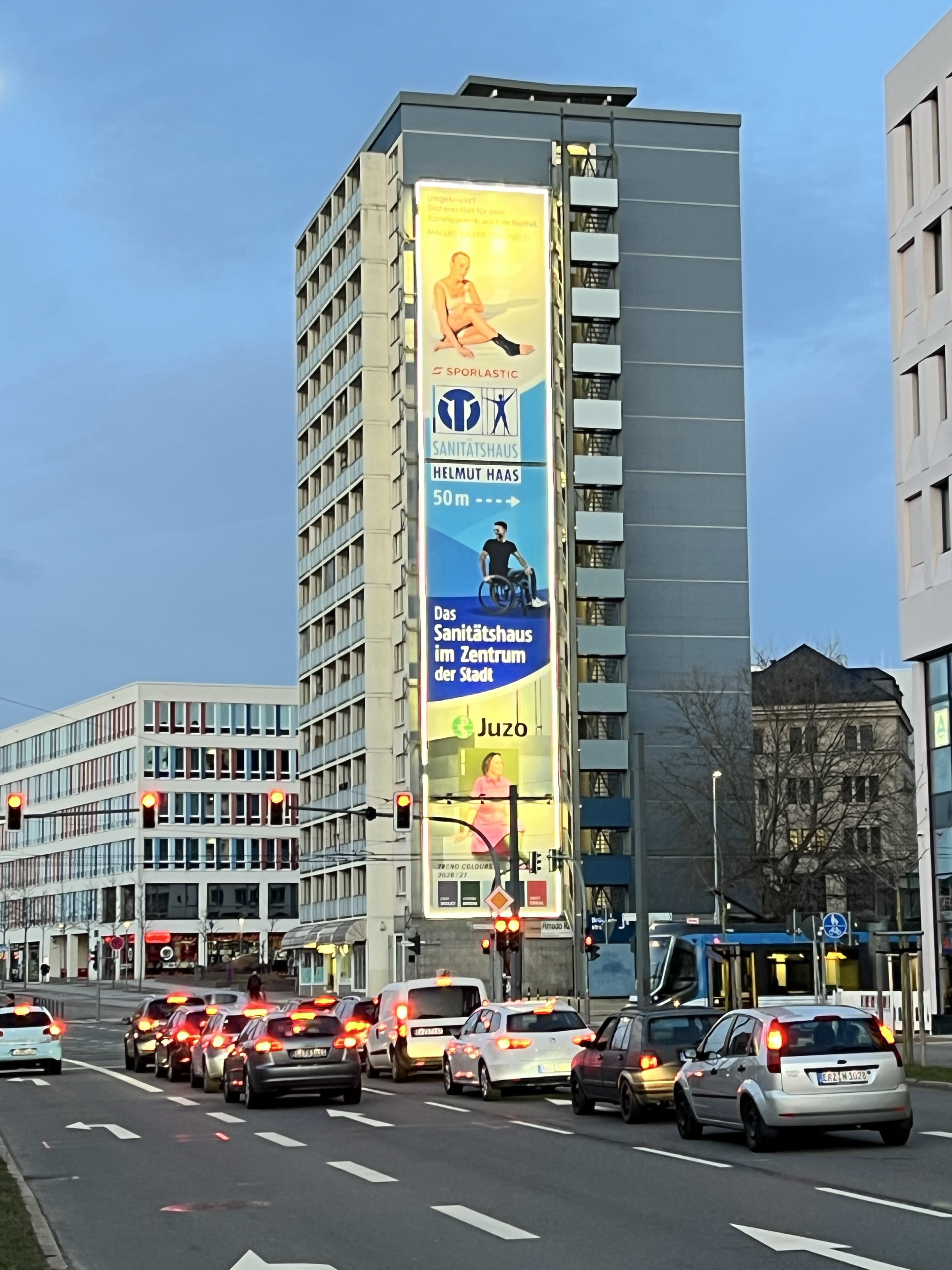 Haas-Riesenposter an der Brückenstraße in Chemnitz aus einer weiteren Straßenperspektive