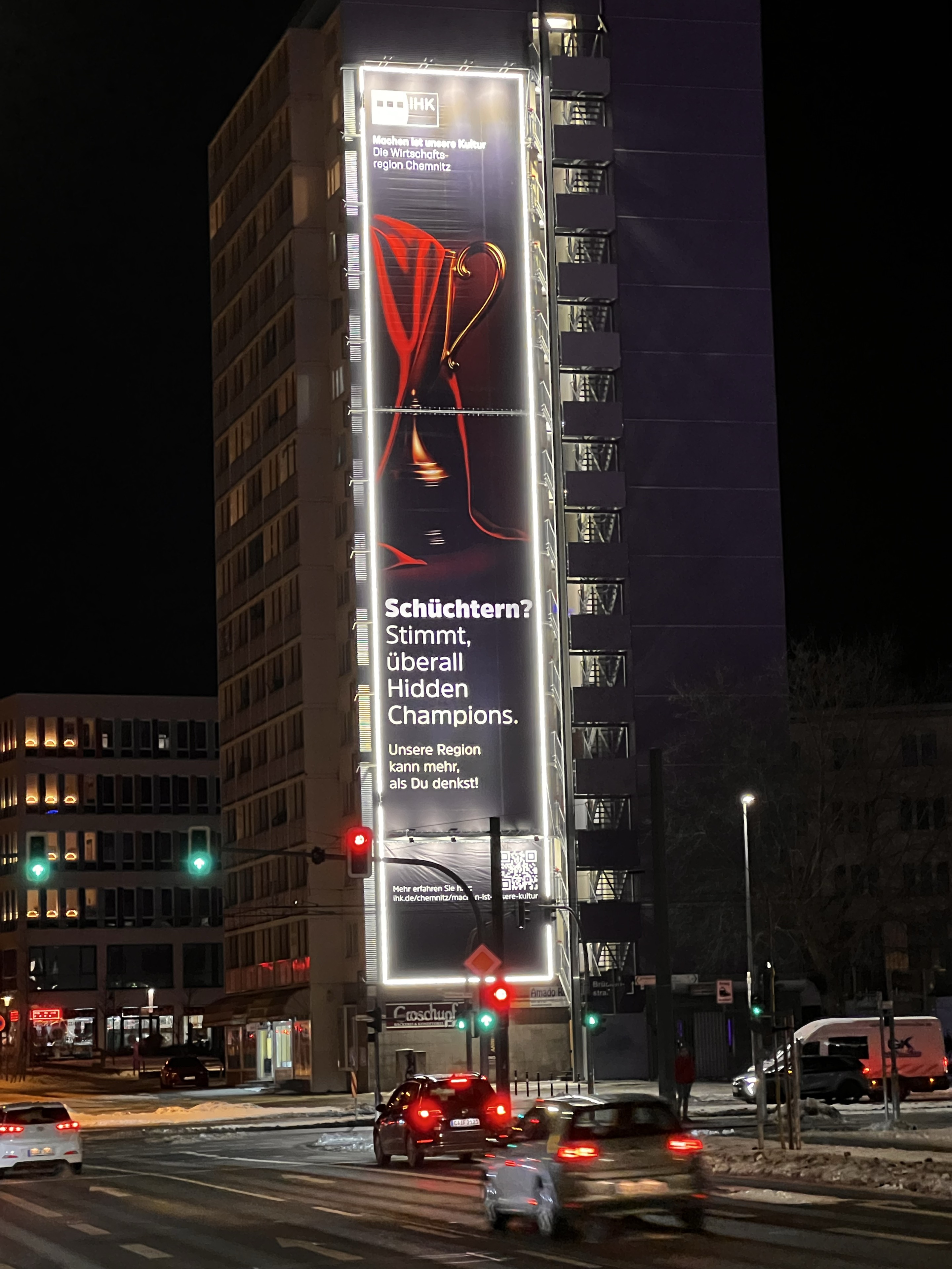 IHK-Kampagne am MEGA Ad Tower bei Nacht