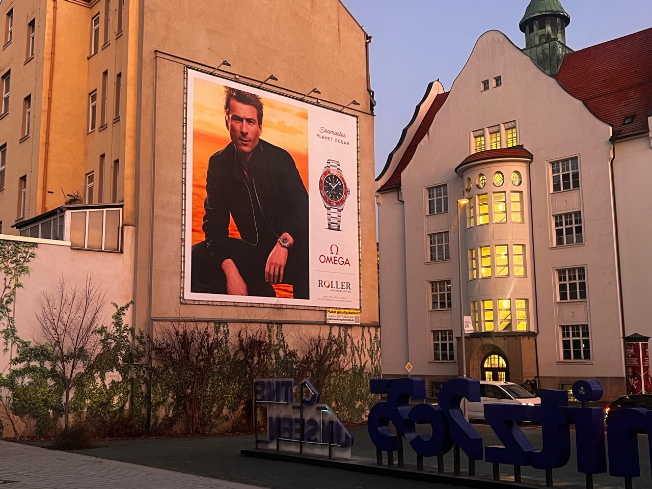 OMEGA-Uhrenmotiv für Juwelier Roller an einer Hausfassade