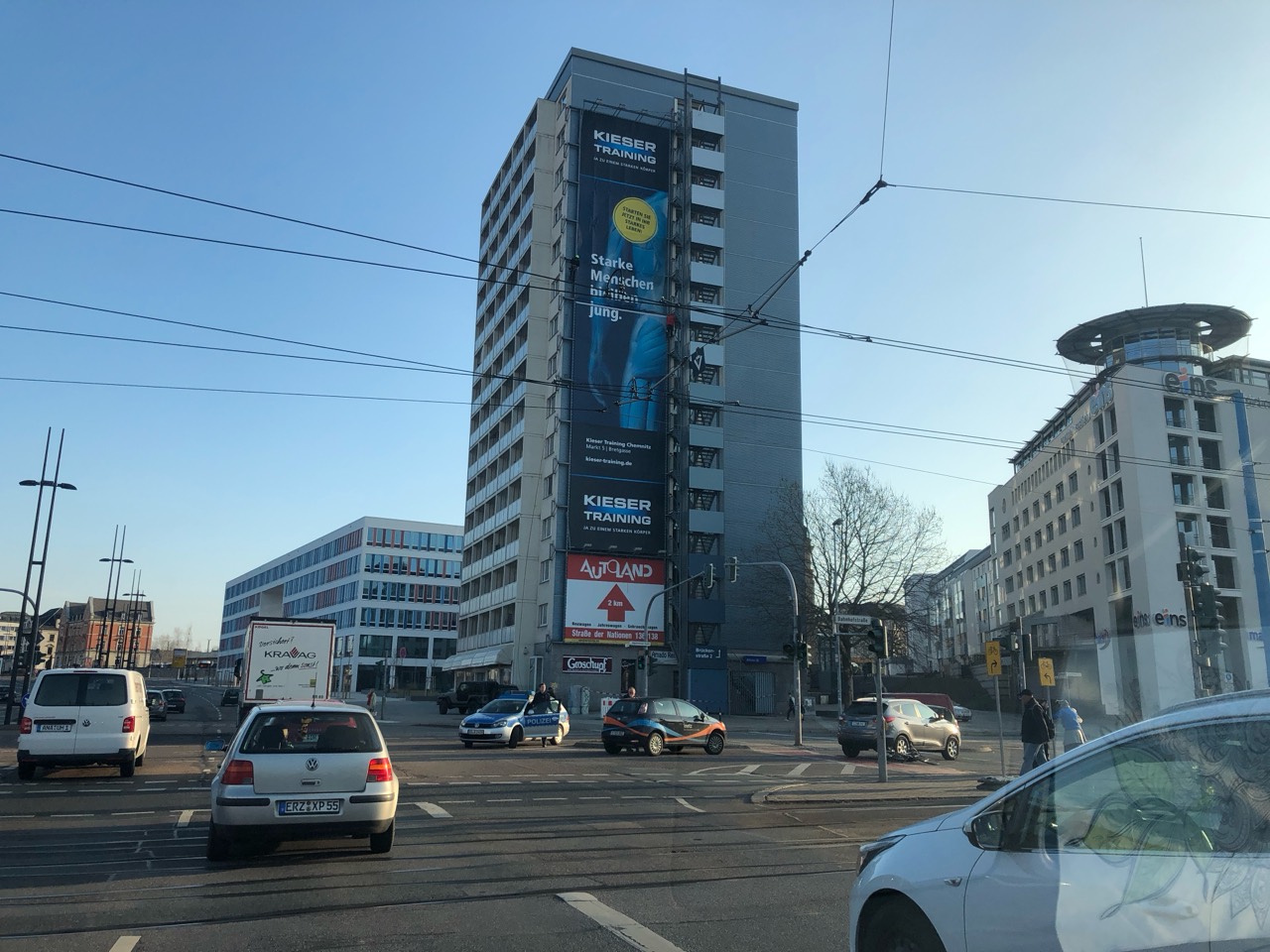 Weitere Straßenansicht des Kieser-Training-Riesenposters neben dem Treppenturm
