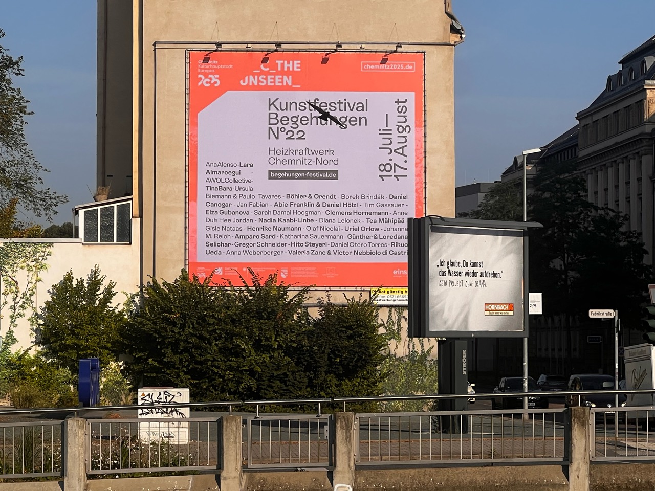 Riesenposter zum Kunstfestival Begehungen N°22 an der Hartmannstraße