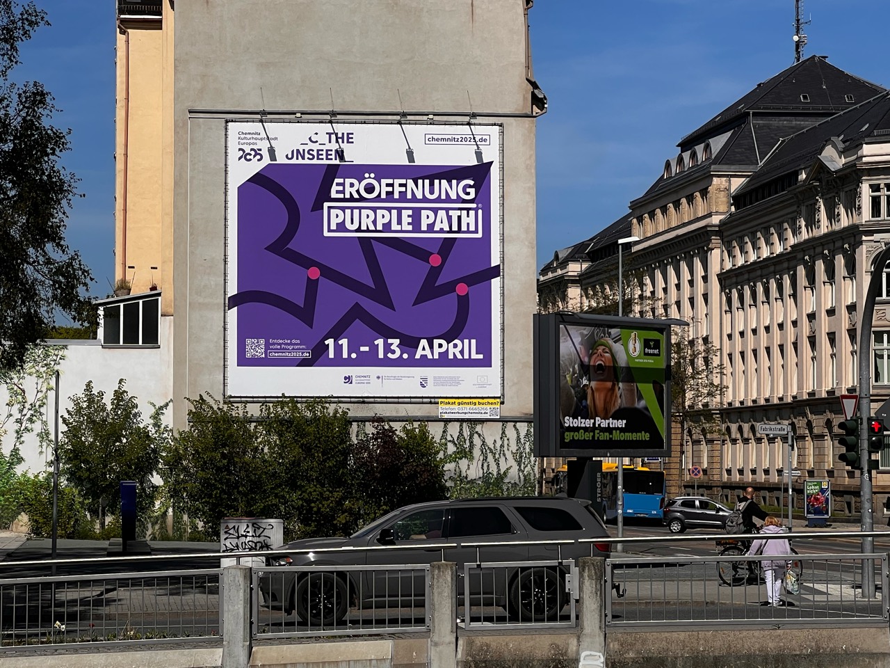 Violettes Plakat zur Eröffnung des PURPLE PATH am HARTI