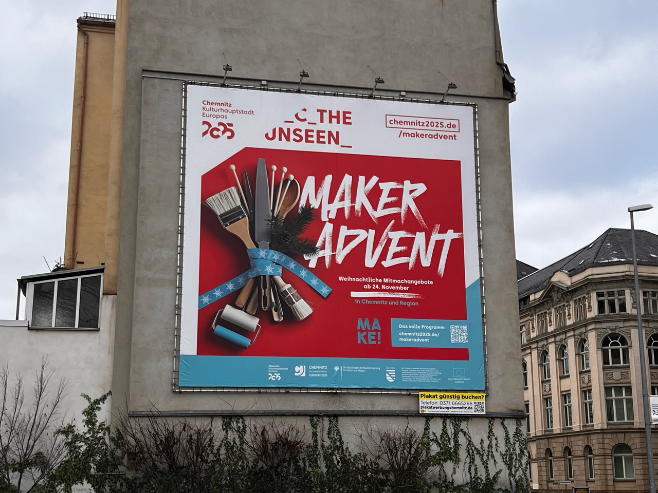 Maker-Advent-Riesenposter mit Werkzeugen und Pinseln auf rotem Hintergrund