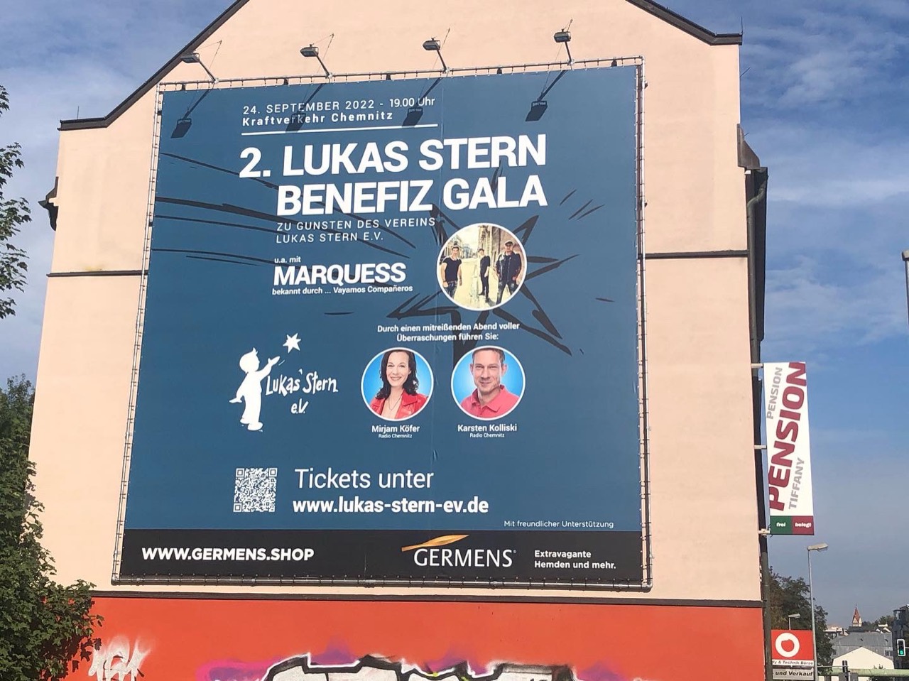 Blaues Plakat zur zweiten Lukas-Stern-Benefizgala mit beschrifteten Band- und Moderationsporträts