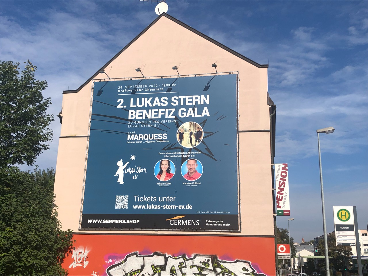 Gesamtansicht des Benefizgala-Plakats an der Clausstraße