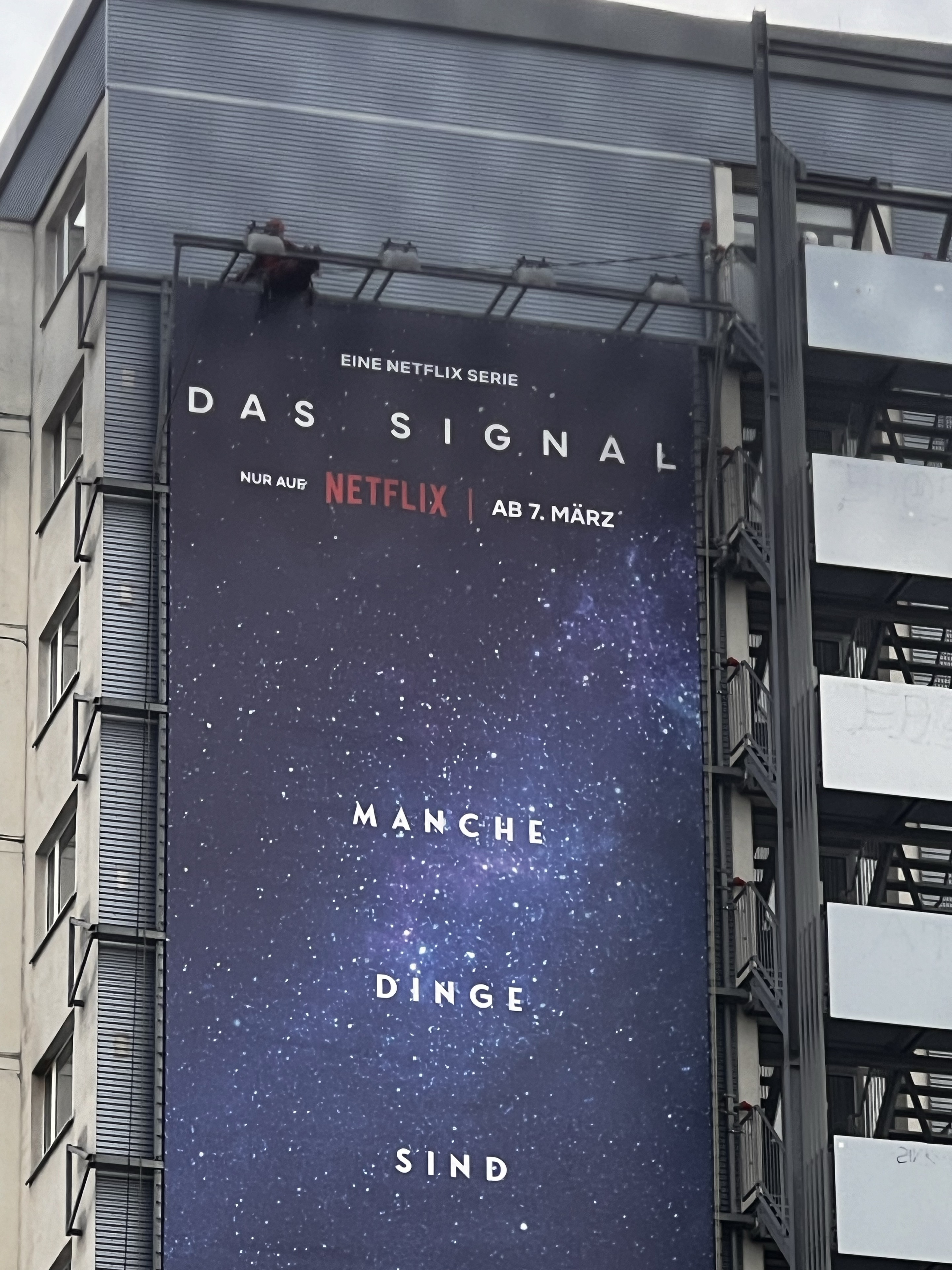 Nahansicht des oberen Plakatbereichs mit Das Signal, Netflix und dem Hinweis Ab 7. März