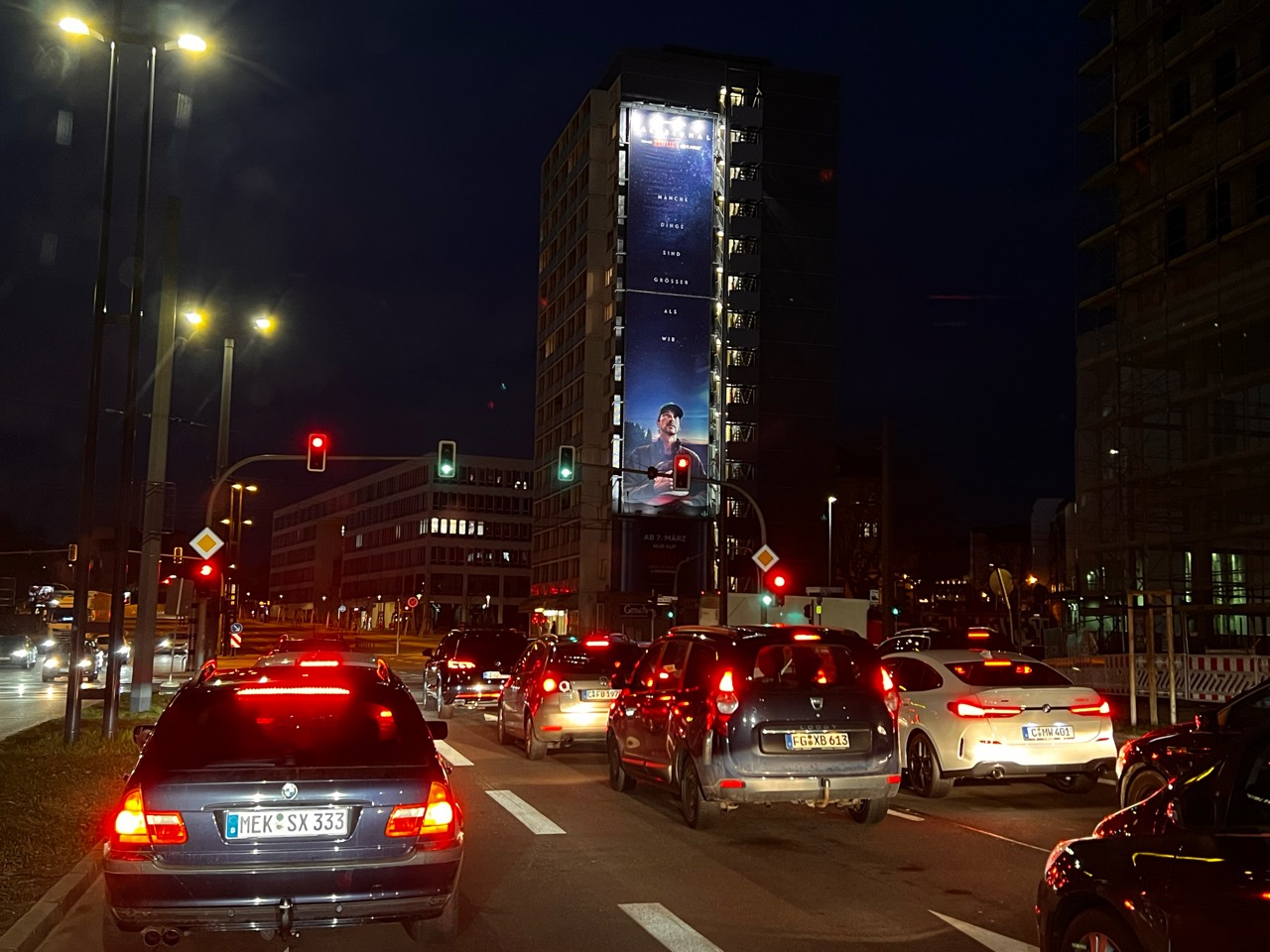 Beleuchtetes Netflix-Riesenposter Das Signal am MEGA mit Verkehr bei Nacht