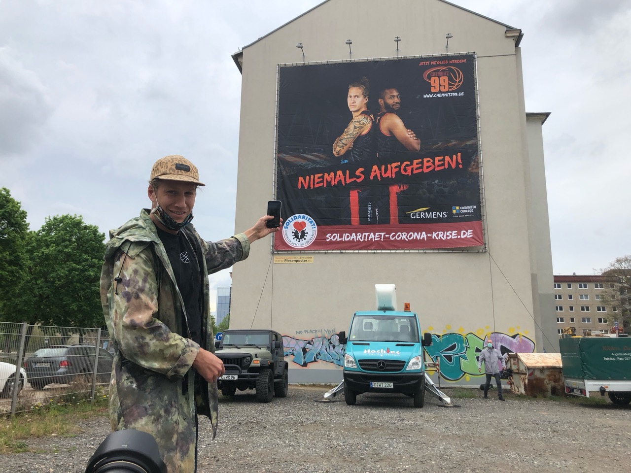 Gesponsertes NINERS-Motivationsposter mit Malte Ziegenhagen beim Fototermin