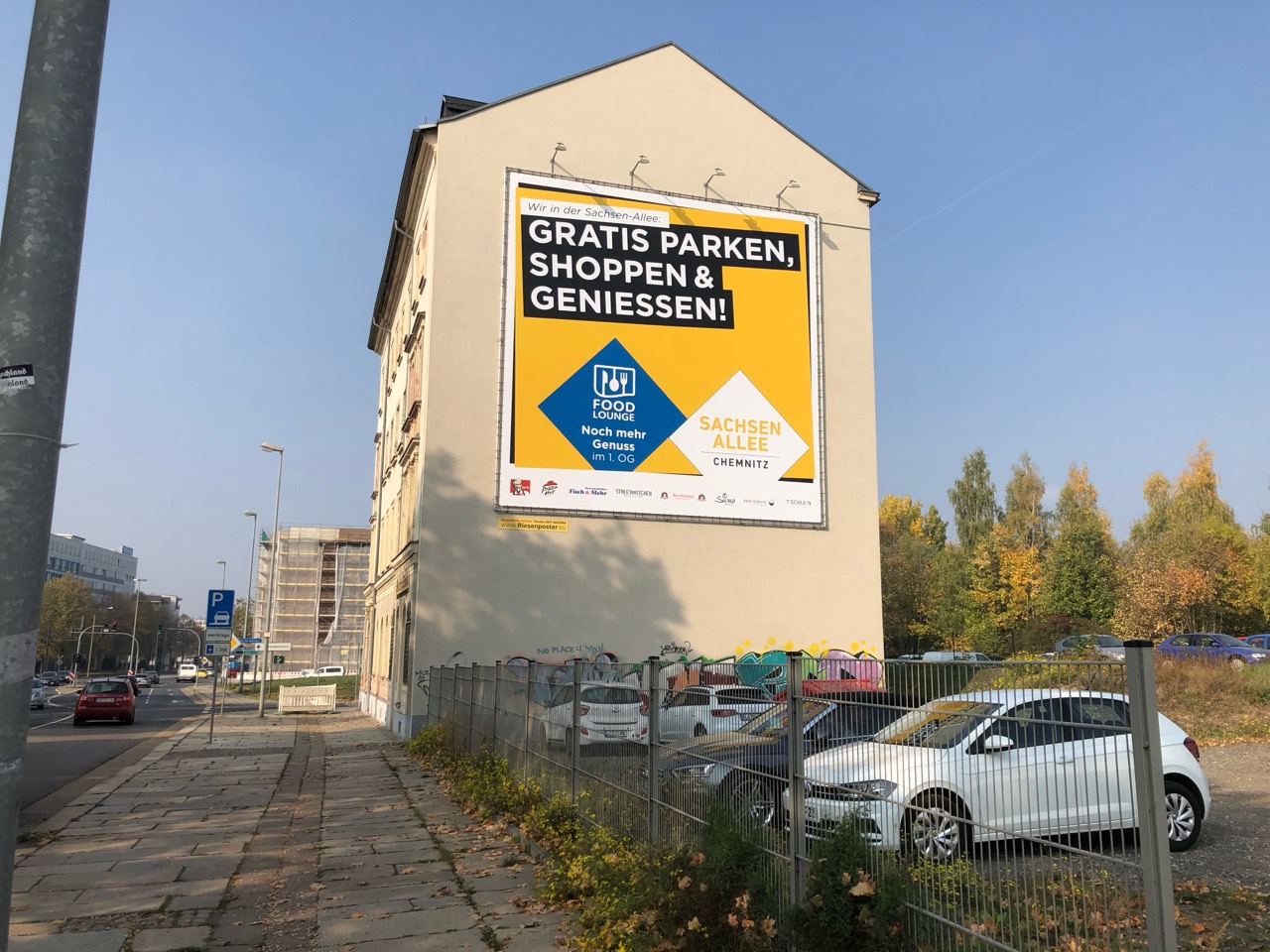Sachsen-Allee-Riesenposter mit Shopping- und Gastronomiemotiv