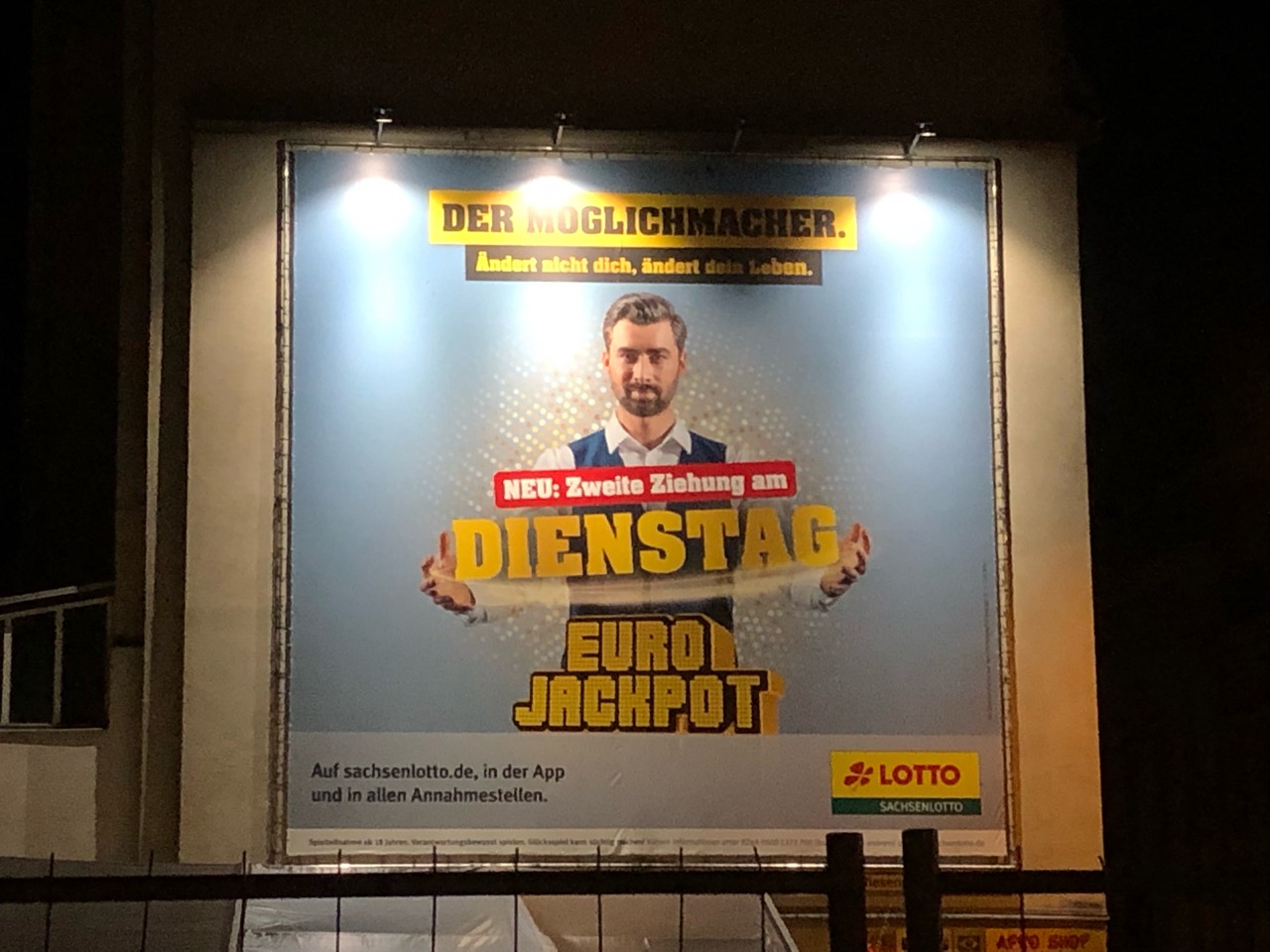 Beleuchtetes Sachsenlotto-Eurojackpot-Plakat am HARTI