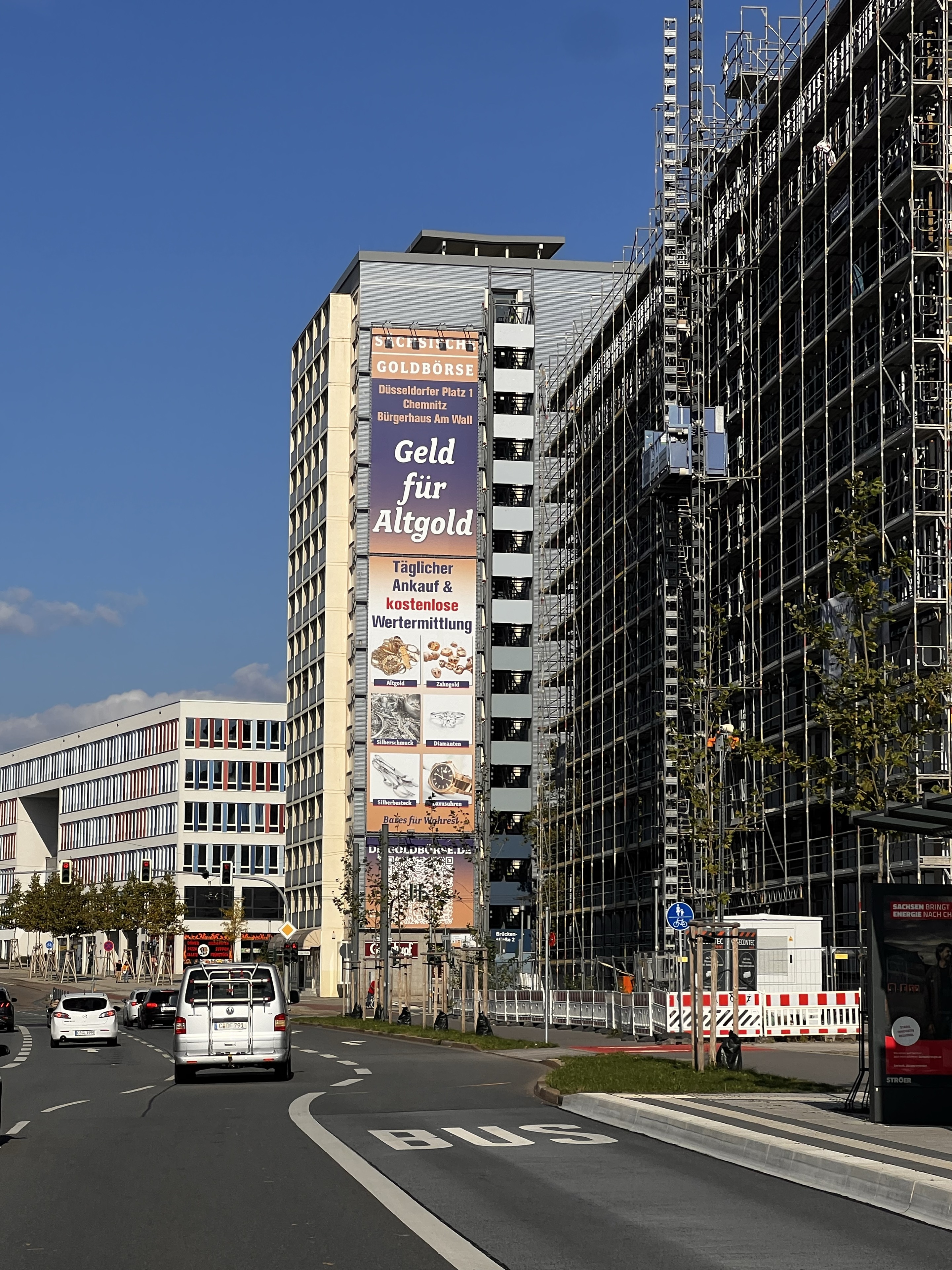 Sächsische Goldbörse am MEGA Ad Tower in Chemnitz – Der Goldbörse-Auftritt am MEGA Ad Tower bei Sonnenschein.