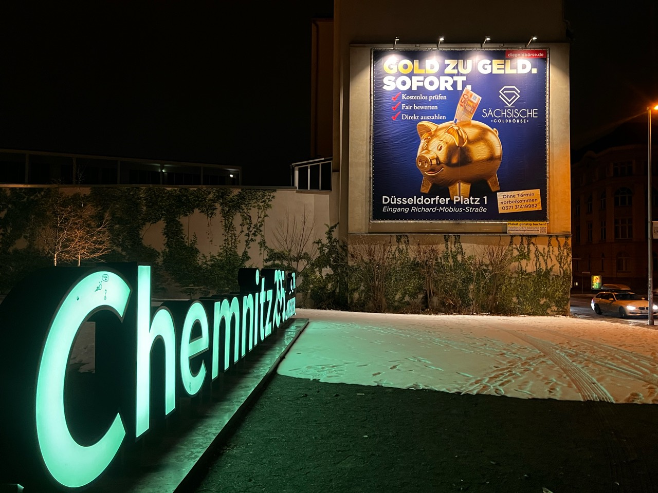 Sächsische Goldbörse mit Sparschwein-Motiv bei Nacht