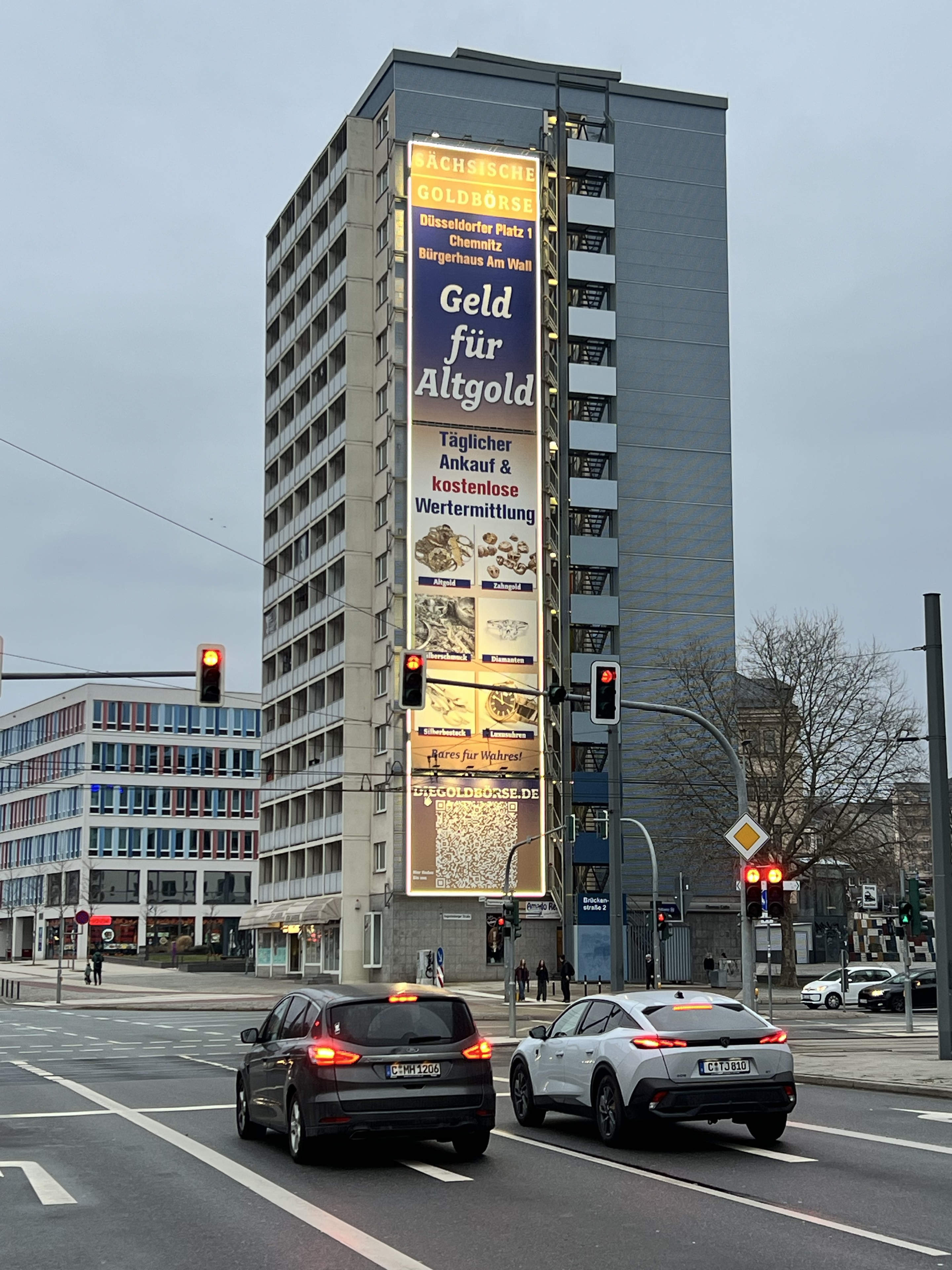 Sächsische Goldbörse am MEGA Ad Tower in Chemnitz – Das Motiv „Geld für Altgold“ am beleuchteten Tower.