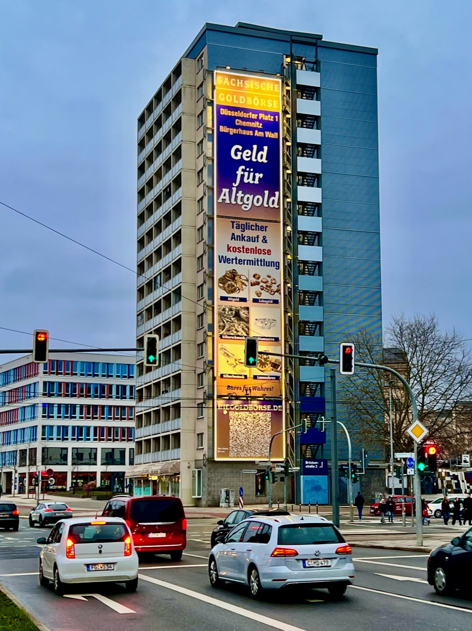 Sächsische Goldbörse am MEGA Ad Tower in Chemnitz – Weitere Perspektive auf den Aushang in der Innenstadt.