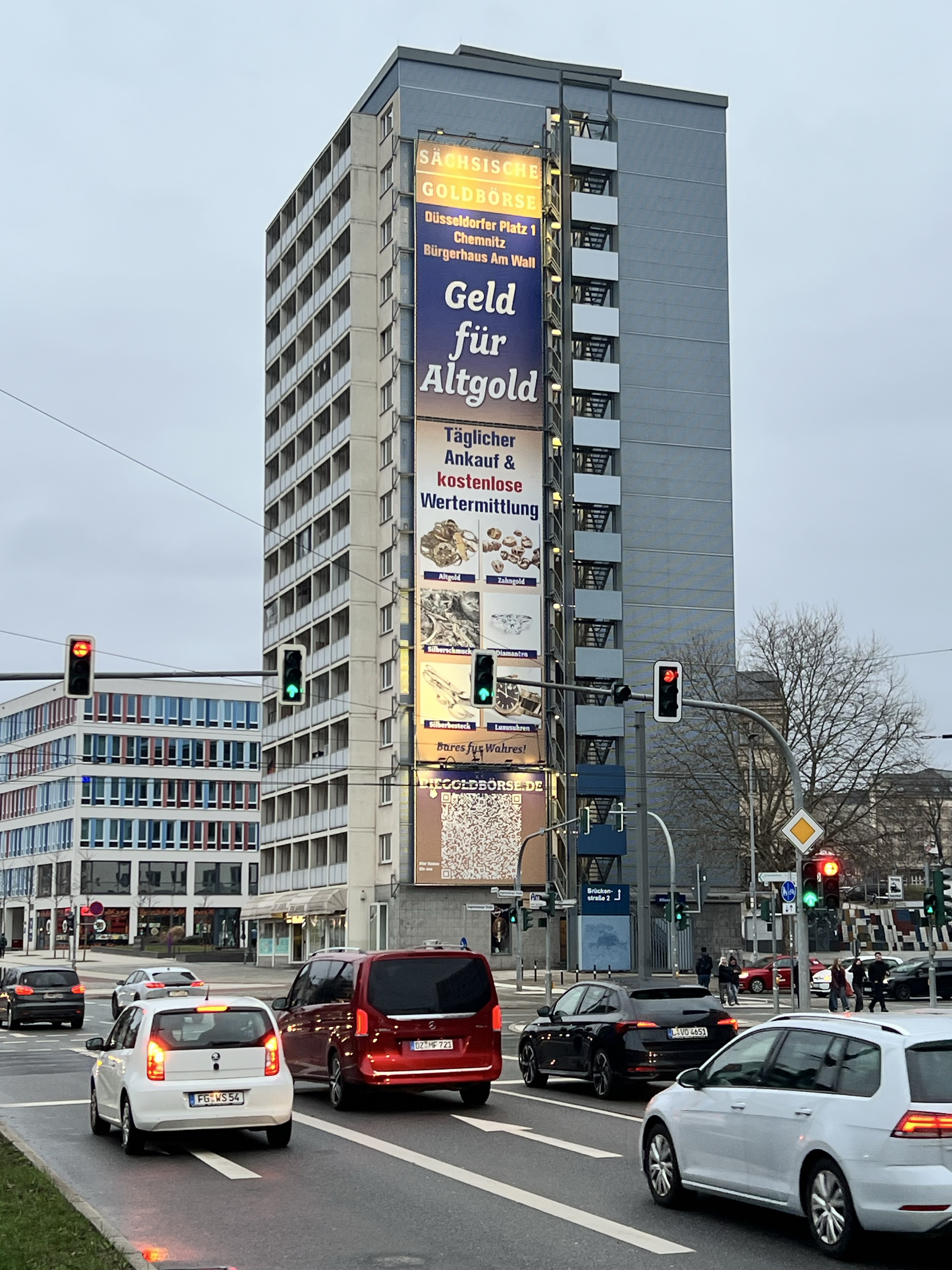 Sächsische Goldbörse am MEGA Ad Tower in Chemnitz – Das Riesenposter im Umfeld der Kreuzung.