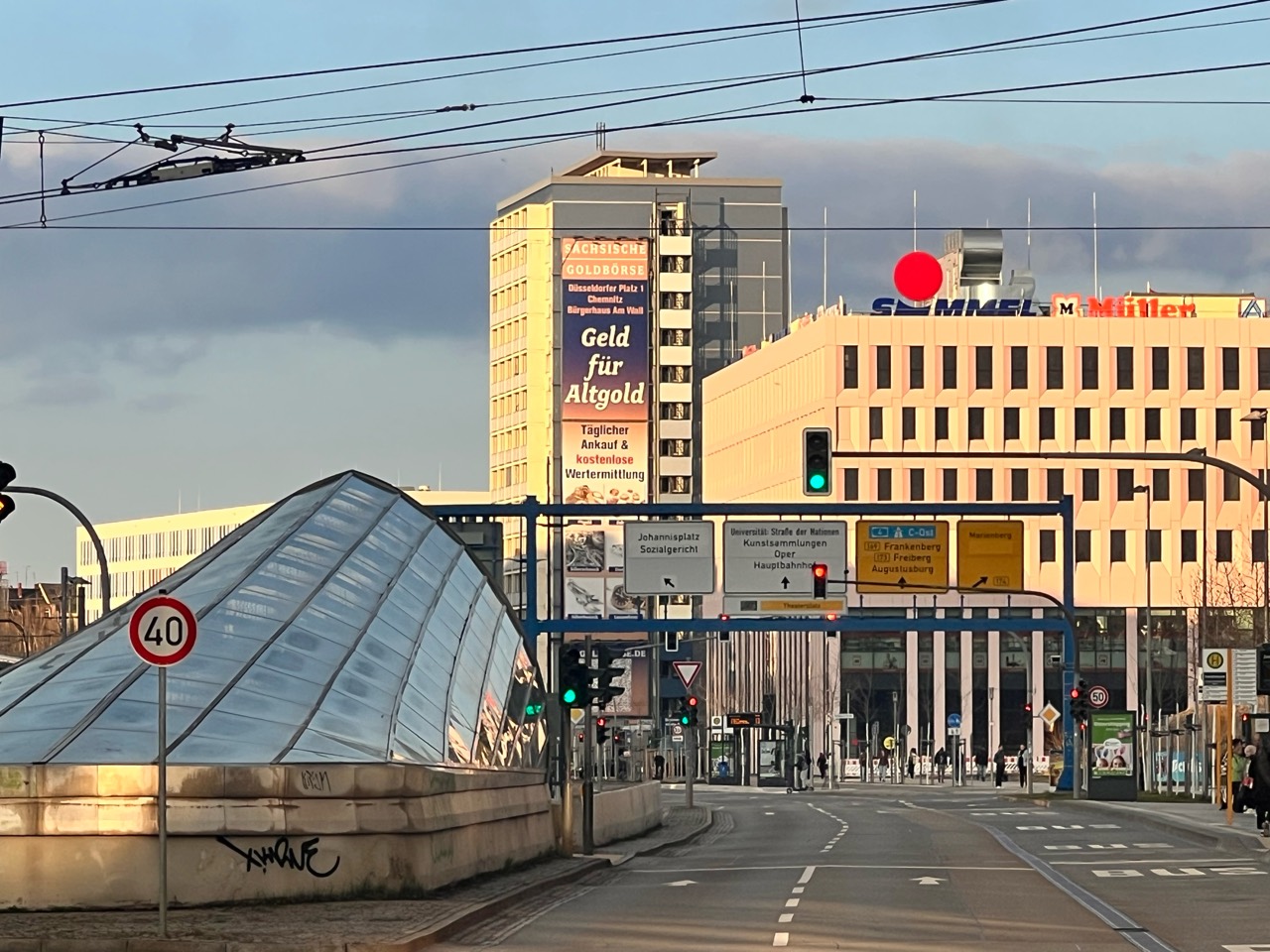 Sächsische Goldbörse am MEGA Ad Tower in Chemnitz – Fernansicht des Goldbörse-Motivs im Chemnitzer Stadtzentrum.