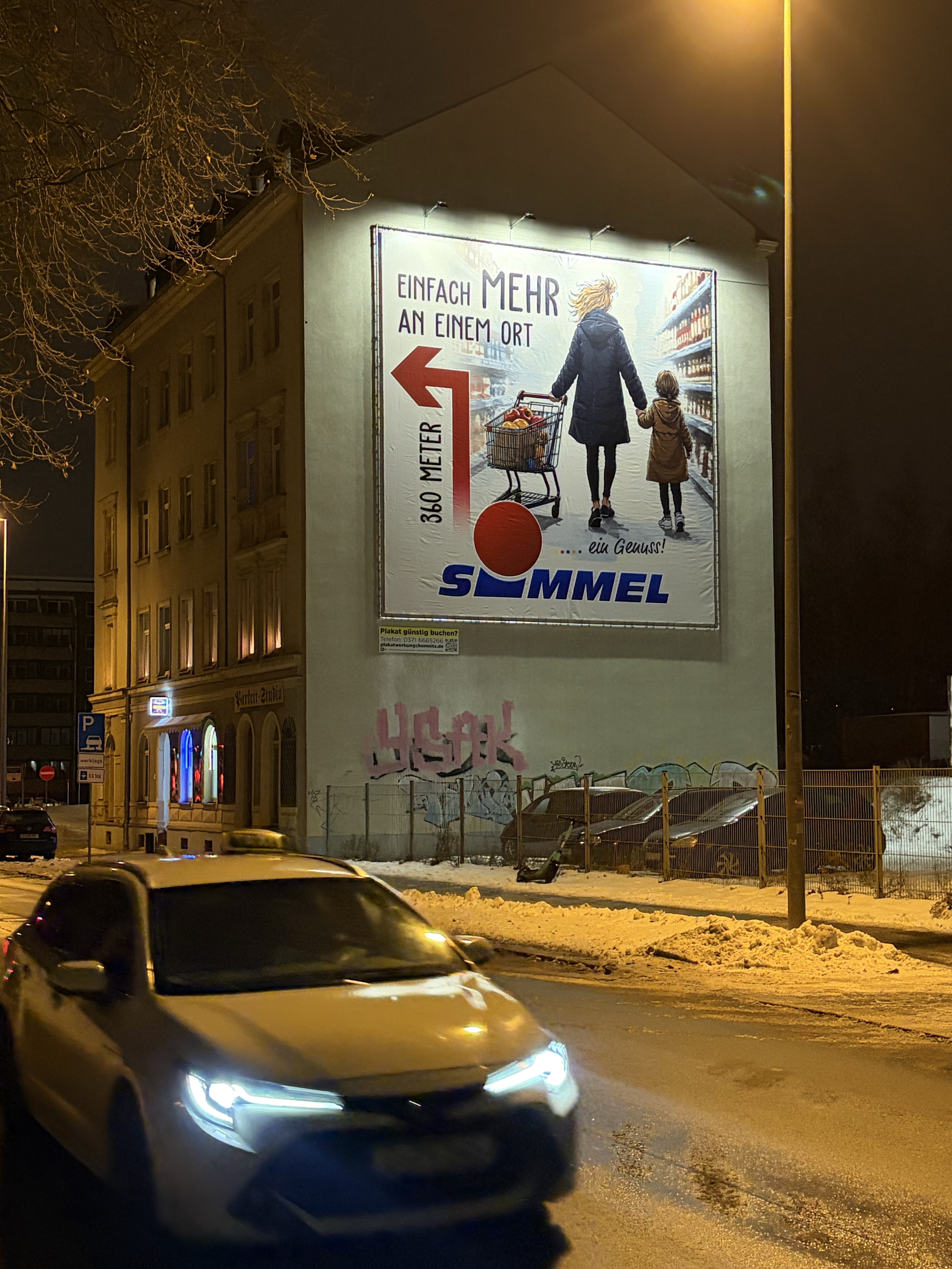 Simmel-Riesenposter am AUGUSTE vom Straßenraum aus fotografiert