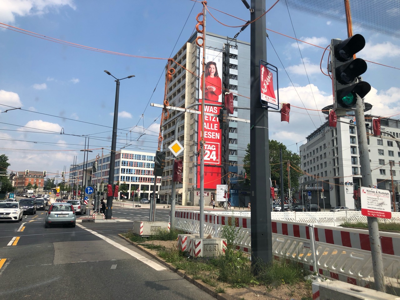 TAG24-Plakat am MEGA mit Ampeln und provisorischen Leitungen im Vordergrund