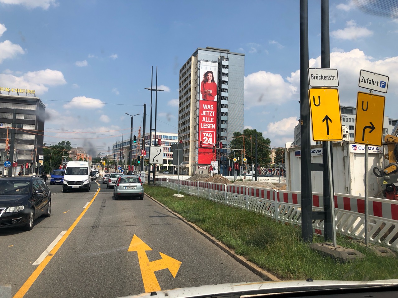 TAG24-Werbung am Hochhaus mit Umleitungsschildern an der Brückenstraße